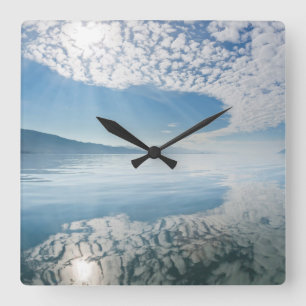 Reloj Cuadrado EE.UU., Alaska, Freshwater Bay. Nubes reflejadas
