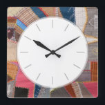 Reloj Cuadrado El antiguo patrón de talla estadounidense de Quilt<br><div class="desc">Elegante reloj para los amantes del edredón. Puede usar nuestro patrón de edredón,  que viene de un edredón americano del siglo XIX en nuestra colección,  o reemplazar el edredón por su propio patrón. Nunca hay horas suficientes para hacer colchas.</div>