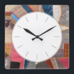 Reloj Cuadrado El antiguo patrón de talla estadounidense de Quilt<br><div class="desc">Elegante reloj para los amantes del edredón. Puede usar nuestro patrón de edredón,  que viene de un edredón americano del siglo XIX en nuestra colección,  o reemplazar el edredón por su propio patrón. Nunca hay horas suficientes para hacer colchas.</div>