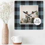 Reloj Cuadrado El mejor regalo de abuelo con foto de color azul y<br><div class="desc">Este regalo para el abuelo de Blue and Black Plaid es una manera única y atenta de mostrar tu aprecio y amor por tu abuelo. El marco está hecho de una tela de manta azul y negra de alta calidad que le da un ambiente rústico y encantador. Las palabras "Mejor...</div>
