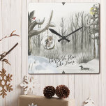 Reloj Cuadrado El paisaje invernal no hay lugar como el hogar<br><div class="desc">Reloj de pared del paisaje invernal,  escrito con "No hay lugar como hogar" en la tipografía de escritura a la moda. Este rústico diseño rústico tiene una acuarela de un sendero de bosques nevados,  un lago con un pato,  un ladrón y un búho en el balancín de árboles.</div>