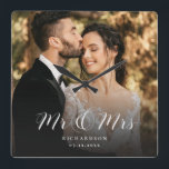 Reloj Cuadrado Elegante Boda de escritura moderna foto Moda recié<br><div class="desc">¡Este elegante reloj de fotos de personalizado de guión será un bello recuerdo de su día de boda! La caligrafía única dice 'Sr. y Sra.' junto con su apellido. Añade tu foto favorita de boda y haz que esto sea un regalo perfecto para los recién casados, un aniversario o una...</div>