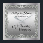 Reloj Cuadrado Elegantes Diamantes 10° Aniversario Boda<br><div class="desc">Esta elegancia ostentosa enmarca este décimo aniversario boda en un diseño único de diamante de vieiras con rombo central con acentos de diamante en forma de corazón y chispas falsas sobre un gradiente de tono plateado. Por favor, tenga en cuenta que todos los adornos están impresos y solamente están hechos...</div>