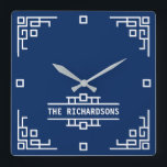 Reloj Cuadrado Elija su borde geométrico retro de color Art Deco<br><div class="desc">Cree su propio monograma retro fresco con este diseño de borde inspirado en Art Deco. Reemplace el texto de ejemplo con el suyo propio para obtener un regalo personalizado. El color de fondo es totalmente personalizable, por lo que puedes adaptarlo a tu decoración o a tu color favorito. Simplemente haga...</div>