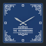 Reloj Cuadrado Elija su borde geométrico retro de color Art Deco<br><div class="desc">Cree su propio monograma retro fresco con este diseño de borde inspirado en Art Deco. Reemplace el texto de ejemplo con el suyo propio para obtener un regalo personalizado. El color de fondo es totalmente personalizable, por lo que puedes adaptarlo a tu decoración o a tu color favorito. Simplemente haga...</div>