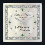 Reloj Cuadrado Emeralds | 35º Aniversario Boda de los diamantes<br><div class="desc">Esta elegancia ostentosa enmarca este diseño de aniversario de 35 bodas en un diseño único de diamante de vieiras con acentos de diamante y esmeralda en lugar de números y chispas falsas añadidas en un gradiente de tono dorado blanco. Tenga en cuenta que todos los adornos están impresos y sólo...</div>