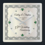 Reloj Cuadrado Emeralds | 35º Aniversario Boda de los diamantes<br><div class="desc">Esta elegancia ostentosa enmarca este diseño de aniversario de 35 bodas en un diseño único de diamante de vieiras con acentos de diamante y esmeralda en lugar de números y chispas falsas añadidas en un gradiente de tono dorado blanco. Tenga en cuenta que todos los adornos están impresos y sólo...</div>