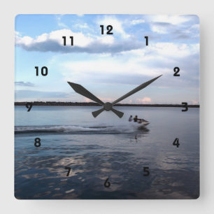 Reloj Cuadrado En bote en el lago Kingston, Ontario.