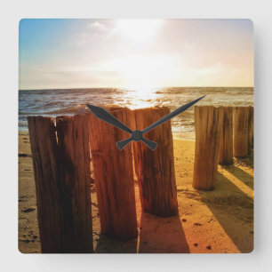 Reloj Cuadrado En la costa del Mar del Norte