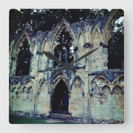 Reloj Cuadrado En medio de la ruina