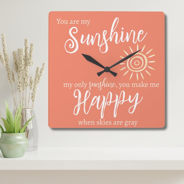 Reloj Cuadrado Eres mi sol me hace feliz rosa con el sol (You are my Sunshine, You make me Happy clock in salmon orange with yellow sun, perfect for gifting!)