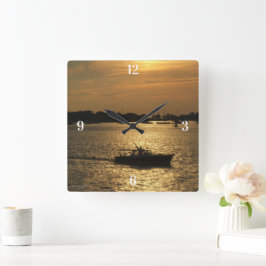 Reloj Cuadrado Escena De Barco En El Puerto Detrás De Las Nubes