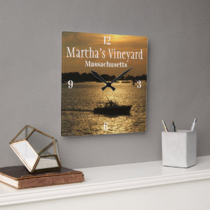 Reloj Cuadrado Escena De Barco En El Puerto Detrás De Las Nubes