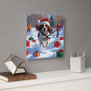 Reloj Cuadrado Escena festiva de Navidad con Brittany Spaniel en 