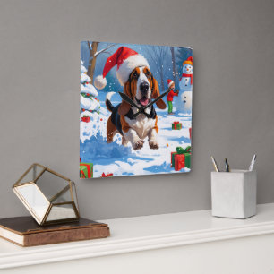 Reloj Cuadrado Escena Navideña Festiva de Nieve con Basset Hound