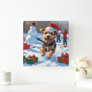 Reloj Cuadrado Escena nevada festiva de Navidad con Terrier Biewe
