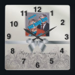 Reloj Cuadrado Especial de 25 años de Silver Stylish 🕰️<br><div class="desc">⏳ Celebrar el amor eterno con este reloj de pared de Aniversario plateado y elegante! Diseñado con encanto vintage, este elegante y plateado reloj presenta un fondo de estilo elegante con detalles delicados y decorativos, lo que lo convierte en un lugar perfecto para aniversarios, bodas o hitos especiales. Diseñado con...</div>