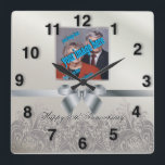 Reloj Cuadrado Especial de 25 años de Silver Stylish 🕰️<br><div class="desc">⏳ Celebrar el amor eterno con este reloj de pared de Aniversario plateado y elegante! Diseñado con encanto vintage, este elegante y plateado reloj presenta un fondo de estilo elegante con detalles delicados y decorativos, lo que lo convierte en un lugar perfecto para aniversarios, bodas o hitos especiales. Diseñado con...</div>