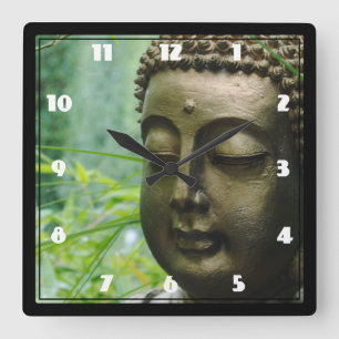 Reloj Cuadrado Estatua de Buda Pacífica en un bosque verde deslum