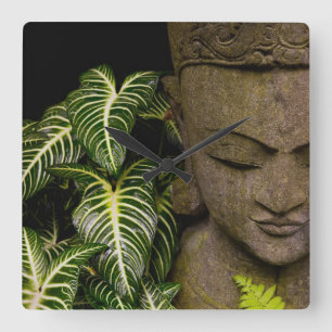 Reloj Cuadrado Estatua en una información de ubicación del