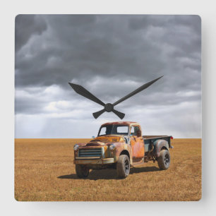 Reloj Cuadrado Farms Old Truck in Field