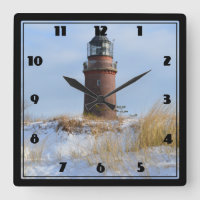Faro turbio en una costa rocosa en invierno