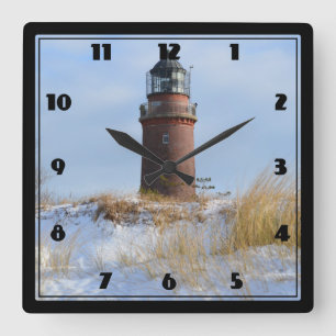 Reloj Cuadrado Faro turbio en una costa rocosa en invierno