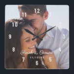 Reloj Cuadrado Fecha de boda con foto personalizada<br><div class="desc">Crea tu propio recordatorio de aniversario de boda romántico con este hermoso reloj. Edita los nombres y la fecha de aniversario con tus propios detalles y sube la foto de tu pareja favorita. Esta foto es solo para fines demostrativos. Reloj de pared cuadrado con fecha de boda y foto personalizada....</div>