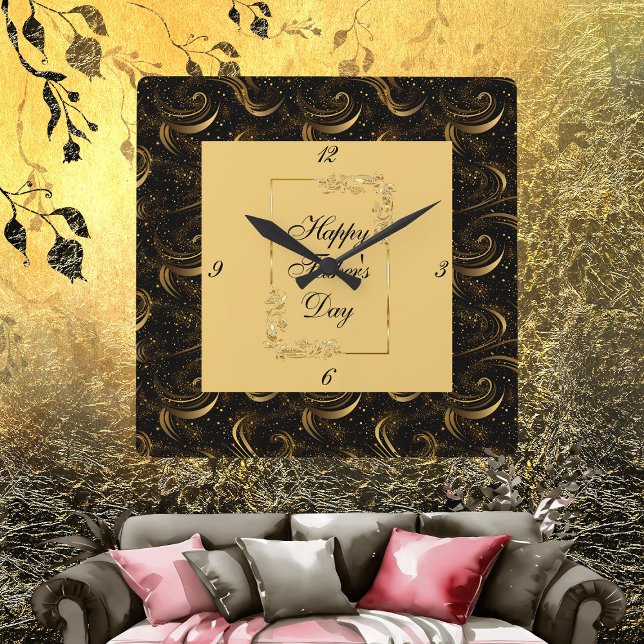 Reloj Cuadrado Feliz Día del Padre Caligrafía de oro Black Swirls (Happy Father's Day Gold Calligraphy Black Swirls Square Wall Clock)