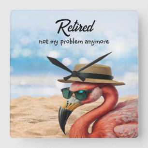Reloj Cuadrado Flamingo retirado en la playa con Gorra y gafas de
