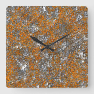 Reloj Cuadrado Flecto con un naranja dorado sobre crudo gris blan