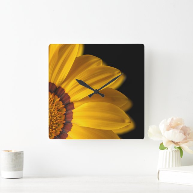 Reloj Cuadrado Flor amarilla sobre fondo negro (Hogar)