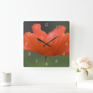 Reloj Cuadrado Flor de amapola en Green Garden