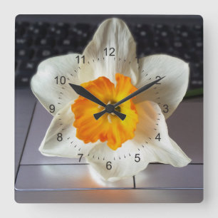 Reloj Cuadrado Flor sobre el teclado
