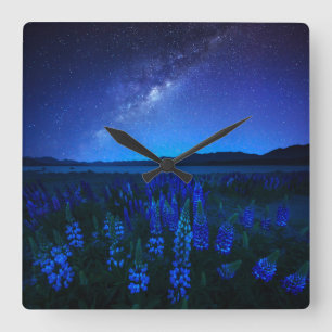 Reloj Cuadrado Flores Lupines en flor en el lago nocturno Tekap