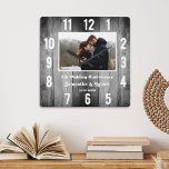 Reloj Cuadrado Foto de 5 años de la madera negra angustiada<br><div class="desc">Reloj rústico de pared de madera personalizado con foto hace un regalo perfecto para 5 años de aniversario. Personaliza con el nombre de la pareja y el año. El regalo del quinto aniversario es tradicionalmente un regalo relacionado con la madera.</div>