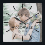 Reloj Cuadrado Foto de boda de recién casados modernos<br><div class="desc">Foto de boda de recién casados modernos con reloj en tipografía simple y serif,  con su propia foto,  nombre de casados y fecha de boda. Hay un ligero tinte sobre la foto para que el texto se vea mejor. Simplemente suba su foto y personalice el texto.</div>
