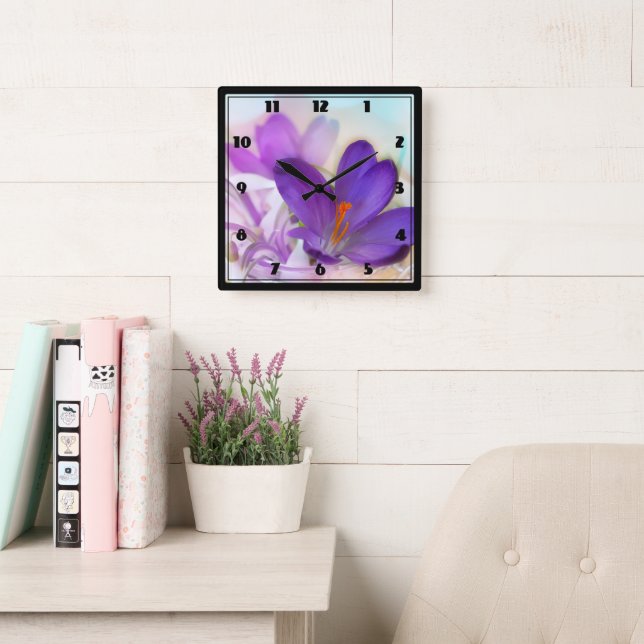 Reloj Cuadrado Foto de un crocus de Primavera Púrpura de Bonito (Sala de lectura)