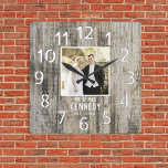 Reloj Cuadrado Foto del quinto aniversario de la Madera Rústica.<br><div class="desc">Reloj único de aniversario para personalizar con foto de pareja,  nombre y año establecido. El reloj rústico boda con un afligido efecto de madera hace un gran regalo para los bodas,  aniversarios y el nuevo calentamiento de la casa.</div>
