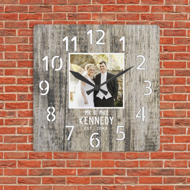Reloj Cuadrado Foto del quinto aniversario de la Madera Rústica. (Rustic Wood 5th Wedding Anniversary Photo Square Wall Clock
)