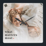 Reloj Cuadrado Foto moderna y lo que más importa<br><div class="desc">Presentamos el producto "Modern Photo & What Matters Most Positive Cote", disponible exclusivamente en Zazzle! Este producto único e inspirador combina el poder de la fotografía moderna con una cita positiva que nos recuerda lo que realmente importa en la vida. El producto "Modern Photo & What Matters Most Positive Quote"...</div>
