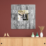 Reloj Cuadrado  Foto personalizada del aniversario del Boda de Ma<br><div class="desc">Reloj único de aniversario para personalizar con foto de pareja,  nombre y año establecido. El reloj rústico boda con un afligido efecto de madera hace un gran regalo para los bodas,  aniversarios y el nuevo calentamiento de la casa.</div>