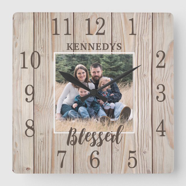 Reloj Cuadrado Foto personalizado Nombre Familia Rustic Wood Farm (Anverso)