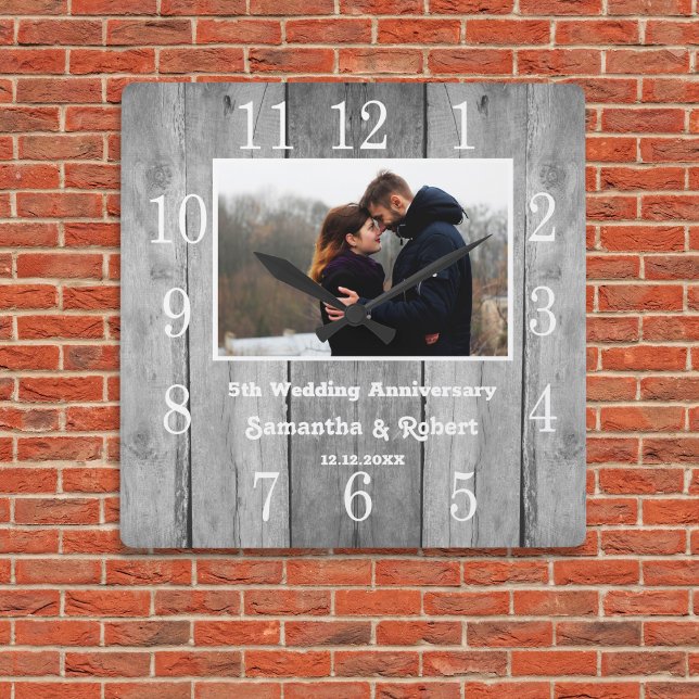 Reloj Cuadrado Fotos de 5 años de la Madera Gris con problemas (Distressed Gray Wood 5 Year Anniversary Photo Square Wall Clock)