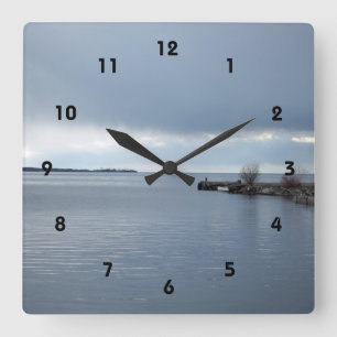 Reloj Cuadrado frente al lago nublado