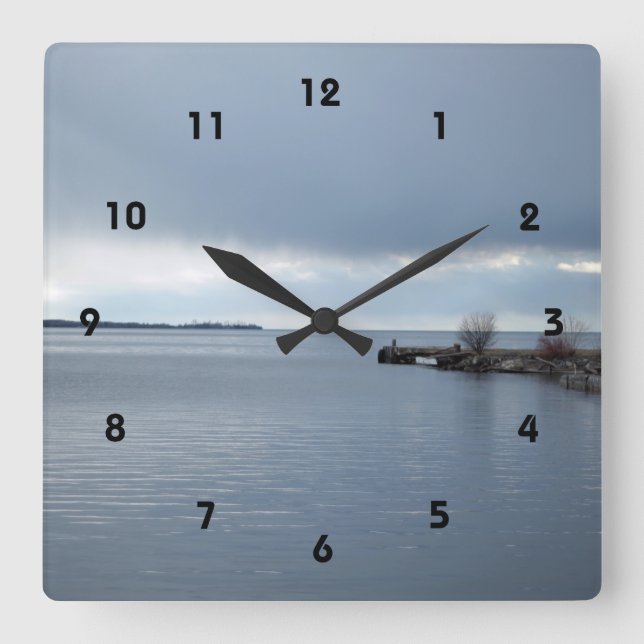 Reloj Cuadrado frente al lago nublado (Anverso)