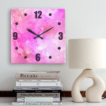 Reloj Cuadrado Galaxia acuarela rosa abstracta tipografía negrita<br><div class="desc">Pequeños números de estrellas moradas rosadas rosadas brillan sobre un fondo de acuarela abstracto color celeste rosado. Relájese en su habitación favorita con este impresionante y vibrante reloj de pared. Tu elección de una cara de reloj redonda o cuadrada. ¡Hace un gran regalo de bienvenida! Puede personalizar fácilmente este reloj...</div>
