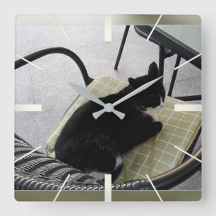 Reloj Cuadrado Gato negro en la terraza