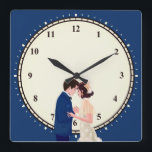 Reloj Cuadrado Glam Vintage 1920 Números de parejas azul oscuro<br><div class="desc">El romance de los veinteañeros con este ilustracion de una pareja glamurosa de los años 20,  con un fondo crema y un azul oscuro alrededor del borde,  con números y minutos. También disponible como redondo.</div>