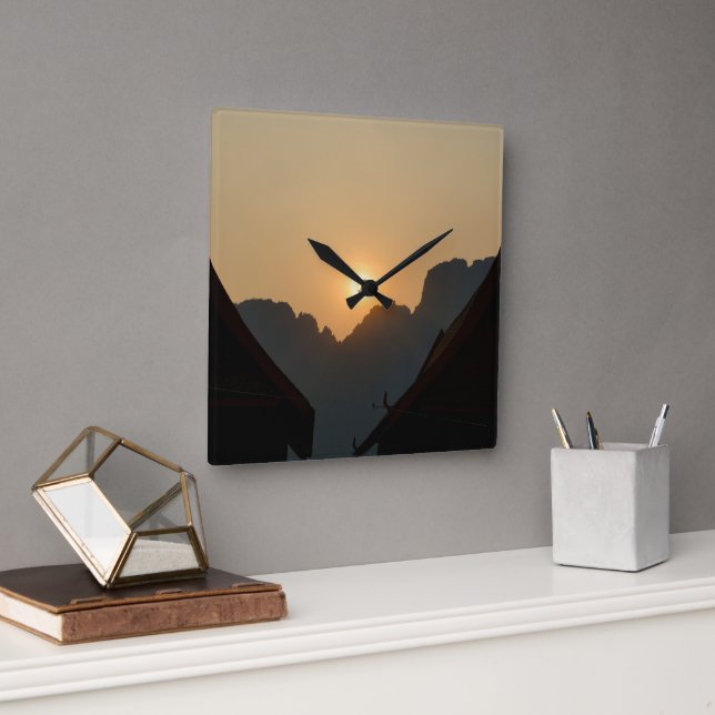 Reloj Cuadrado Golden light on the peaks: sunset in Vang Vieng (Oficina)